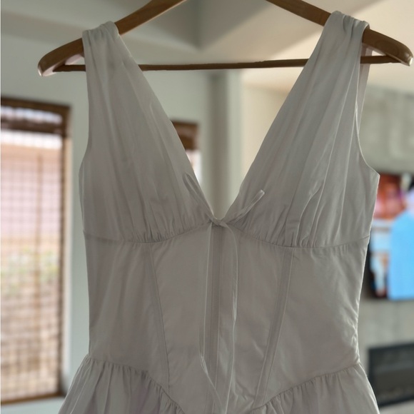 Elegant White Sleeveless Dress - Picture 3 of 4